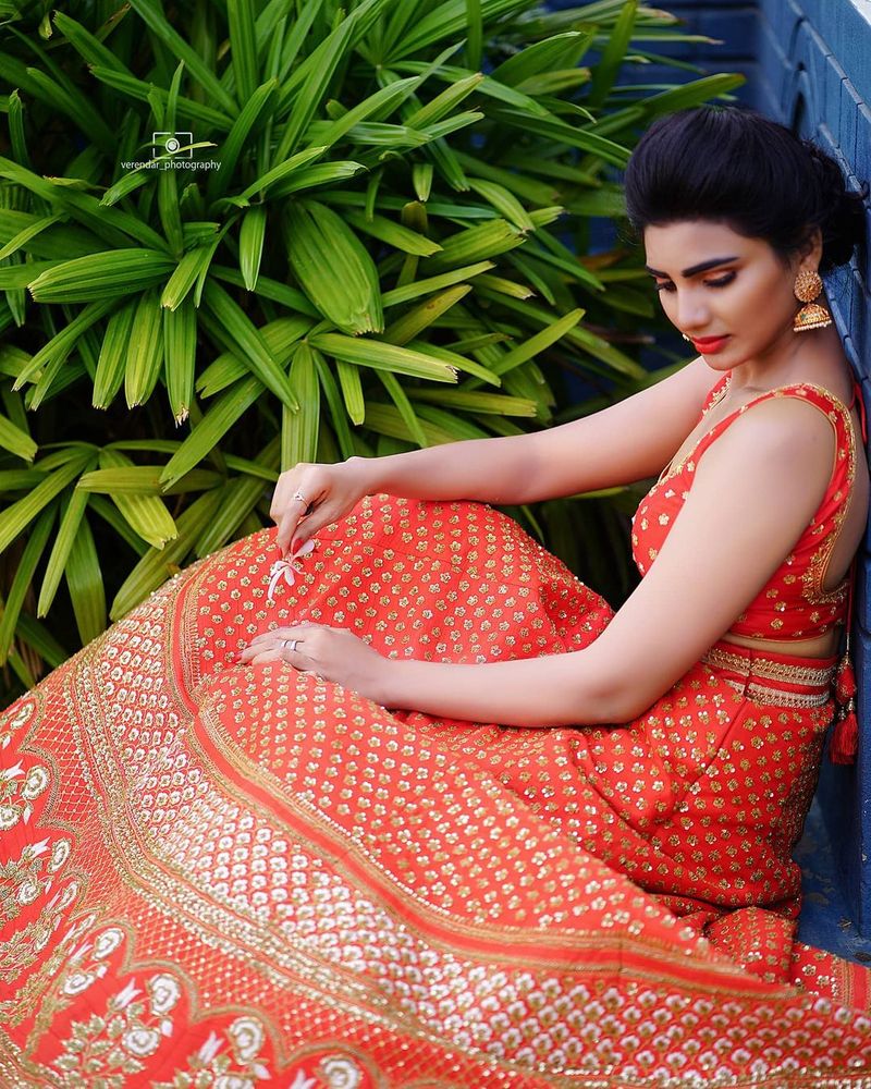 `జబర్దస్త్` కామెడీ షోలో ఈ బ్యూటీ చేసే సందడి అంతా ఇంతా కాదు. ఇమ్మాన్యుయెల్కి జోడీగా వేదికపై అదిరిపోయే కామెడీని పంచుకుంది. కడుపుబ్బా నవ్విస్తుంది.