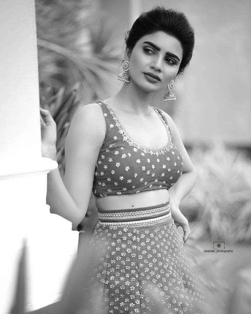 సుడిగాలి సుధీర్, రష్మీల మాదిరిగా, వర్ష, ఇమ్మాన్యుయెల్ మధ్య ఏదో సీక్రెట్ వ్యవహారం నడుస్తుందనేంతగా ఈ జోడీ డబుల్ మీనింగ్ డైలాగ్లతో, ప్రేమ కబుర్లతో రెచ్చిపోతున్నారు.