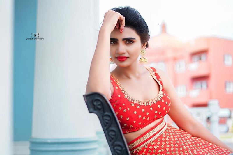 దీంతో ఈ అమ్మడి అభిమానులు ఆందోళన చెందుతున్నారు. ఈ మధ్యనే `జబర్దస్త్`షోలోకి వచ్చి తనదైన కామెడీతో, ఇమ్మాన్యుయెల్తో రొమాన్స్ తో రెచ్చిపోతూ ఎంటర్టైన్మెంట్ని పంచుతూ ఫాలోయింగ్ని, అభిమానులను పెంచున్న ఈ బ్యూటీ అప్పుడే మ్యారేజ్ చేసుకోబోతుందా? అంటూ షాక్కి గురవుతున్నారు.