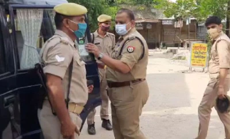 जानकारी के मुताबिक, सलमान और वसीम घर से सब्जी मंडी का बोलकर निकले थे। लेकिन वह अचानक रेलवे लाइन पर पहुंच गए और पटरी पर खड़े होकर सेल्फी लेने लगे। जबकि उनको दूर से ट्रेन आती हुई दिखाई दे रही थी।
