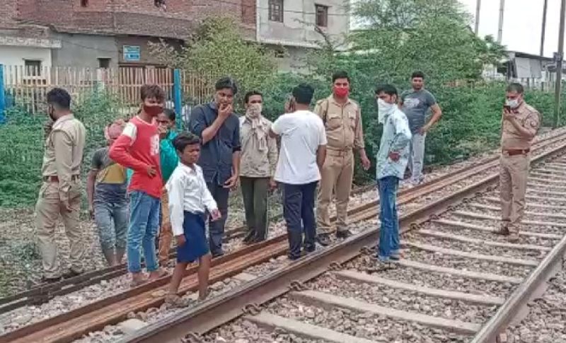  प्रत्यक्षदर्शियों ने बताया कि सेल्फी लेते वक्त दिव्यांग युवक सलमान पटरी से हटते वक्त वहीं गिर गया और उसका पैर फंस गया। जिसे बचाने के लिए वसीम दौड़कर आया, लेकिन वह सलमान को उठा पाता इससे पहले ट्रेन आ गई और दोनों उसकी चपेट में आ गए।

