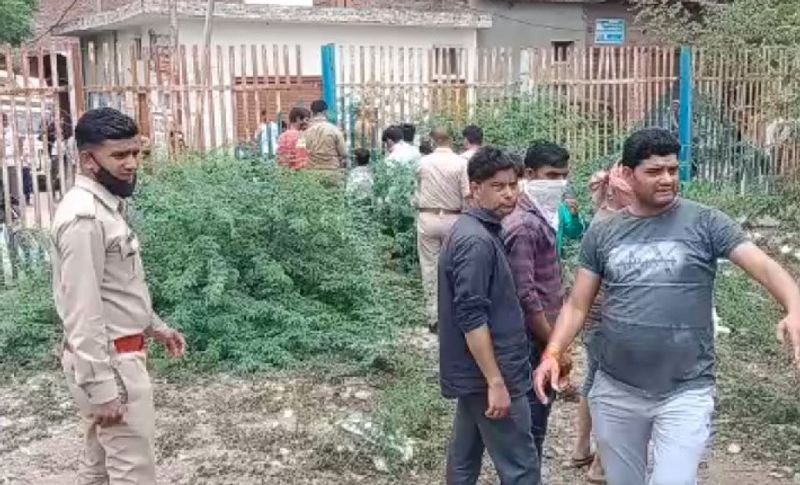 घटना की जानकारी मितले ही आसपास के लोगों की भीड़ लग गई। कुछ देर बाद मौके पर सीओ हरिमोहन और रसूलपुर पुलिस पहुंच गई। पुलिस ने दोनों के शव बरामद कर पोस्टमॉर्टम के लिए भेजे हैं। वहीं प्रत्यक्षदर्शियों के बयान के आधार पर मामले की जांच की जा रही है।