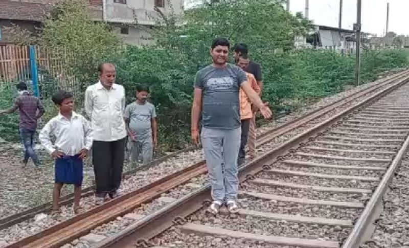 बताया जाता है कि पुलिस को दोनों भइयों के शव क्षत-विक्षत हालत में मिले हैं। जिनको कपड़े में समेटकर ले जाना पड़ा। जबिक पास में दिव्यांग युवक बैशाखी सलामत पड़ी थी।