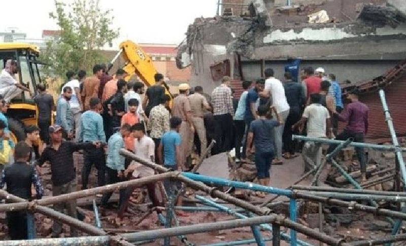 एक दिन पहले ही शुरू हुआ था मकान का काम
दरअसल, यह दर्दनाक हादसा रविवार शाम करीब गंगाशहर थाना क्षेत्र में हुआ। बता दें कि पेट्रोल पंप के पास बनी इस बिल्डिंग की पहली मंजिल बनी हुई थी। एक दिन पहले से ही इसकी दसरी मंजिला का काम चल रहा था। लेकिन एक दिन बाद ही यह हादसा हो गया। जैसे ही लोगों ने बिल्डिंग को गिरते देखा तो आसपास के लौक दौड़कर मौके पर पहुंच गए। लेकिन तब तक लोगों को मलबे से निकाल पाते तीन की मौत हो चुकी थी।