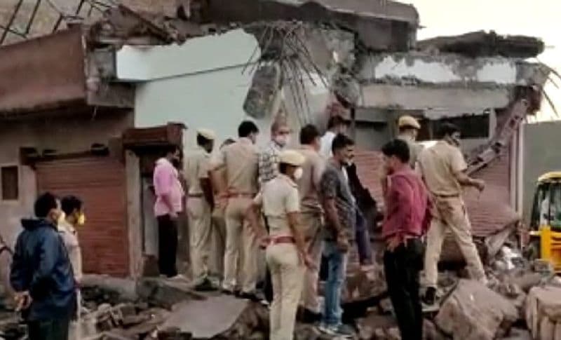 मौके पर मौजूद तमाम बड़े अफसर
हादसे की जानकारी लगते ही पुलिस और प्रशासन तमाम बड़े अफसर मौके पर पहुंचे। जिसक बाद JCB की मदद से रेस्क्यू ऑपरेशन शुरू किया गया। अब तक सभी मजदूरों को निकाल लिया गया है। लेकिन एक की खोज फिलहाल जारी है।
