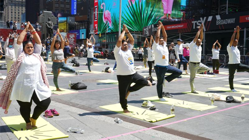 आयुर्वेदिक प्रोडक्ट्स का प्रदर्शन
इस साल संयुक्त राष्ट्र (यूएन) ने योग डे पर थीम - योग फॉर वेलनेस रखी है। जिसे ध्यान में रखते हुए, इस आयोजन में ट्राइब्स इंडिया (ट्राइफेड) और अन्य भारतीय कंपनियों के स्वास्थ्य, आयुर्वेदिक और नैचुरल वेलनेस प्रोडक्ट का रखा गया। स्टालों में बड़ी संख्या में लोग पहुंचे और इंडियन प्रोडक्ट्स की खासियत जानी।