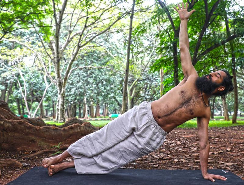 Vasishtasana
Formation of the posture
Begin with Santholanasan (Plank)
With your left palm firmly on the ground, remove your right hand off the floor
Turn your entire body to face the right side and lift your right leg off the floor and place it over your left leg
Raise your right arm and lookup
Both knees, heels and feet are in contact with each other
Both arms and shoulders are in one straight line
Turn your head and look up at your right hand