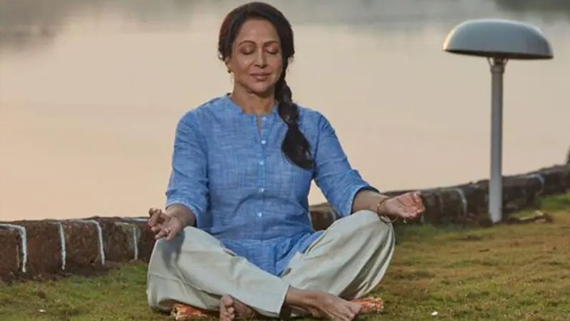 72 साल की हेमा मालिनी इस उम्र में एकदम स्लिम है। वे क्लासिकल डांस के साथ ही योग भी करती हैं, ताकि खुद को फिट रख सके।