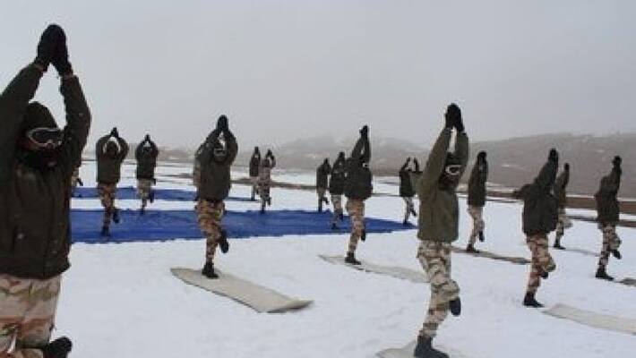 ITBP personnel perform Yoga at over 18,000 feet in Ladakh amid snow conditions -- Watch bpsb ITBP personnel perform Yoga at over 18,000 feet in Ladakh amid snow conditions -- Watch bpsb