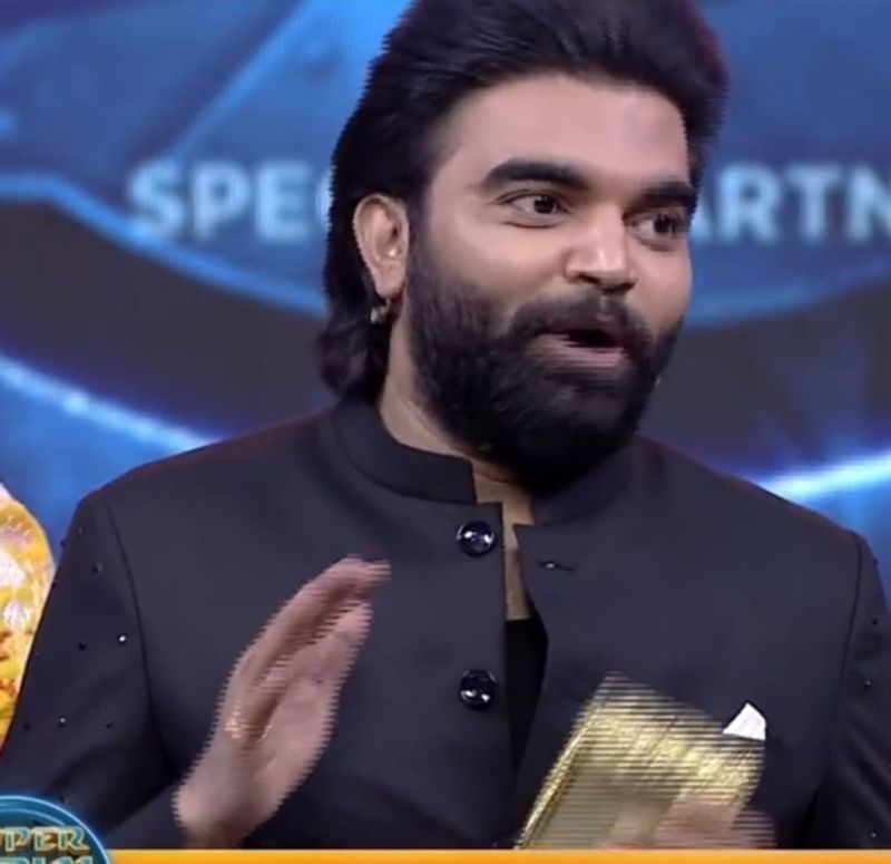 హైపర్ ఆది సోషల్ మీడియా వేదికగా క్షమాపణలు చెప్పడంతో వివాదం సద్దుమణిగింది. తాజాగా స్టార్ యాంకర్ ప్రదీప్ ఓ రాజకీయ వివాదంలో చిక్కుకున్నారు.