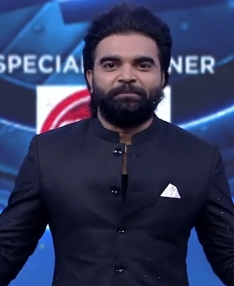 అమరావతి రైతుల మనోభావాలు కించపరిచే విధంగా ఏపీ రాజధాని వైజాగ్ అని ప్రదీప్ ఎలా అంటారని ఆయన ప్రశ్నిస్తున్నారు. ఏపీ రాజధానుల అంశం కోర్టులో నడుస్తుండగా ఇలాంటి వ్యాఖ్యలు సమంజం కాదని వారు అంటున్నారు.