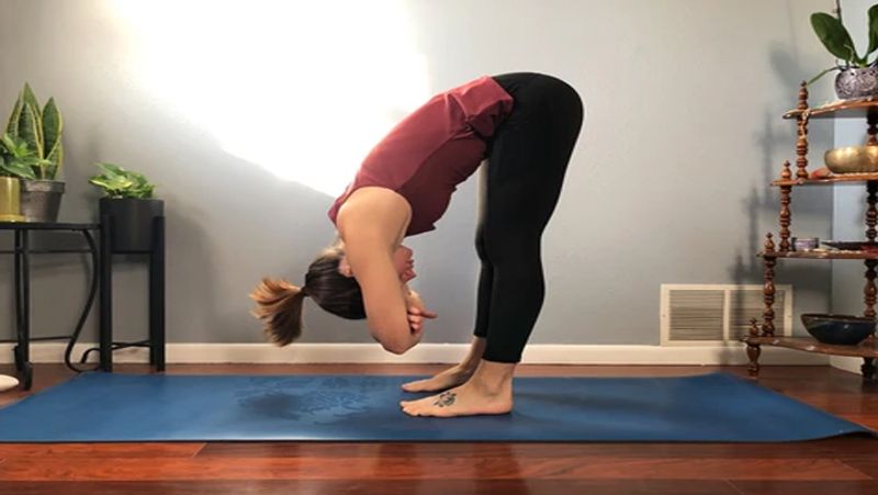 Yoga Studio App
कोरोना महामारी के दौर में आप घर पर रहें और घर पर ही योगाभ्यास करके सुरक्षित रहें। अपनी मैट पकड़ों, अपने योगा स्टूडियो ऐप को अपने फोन में खोले और पूरा सेशन अटेंड करें। ये एक फ्री इंस्टालेशन ऐप है, जो आपको 14 दिनों तक बिना किसी चार्ज के योग की ट्रेनिंग देता है। ये गर्भवती महिलाओं के लिए एकदम सही ऐप है। इसे एंड्रॉइड, आईओएस डिवाइस दोनों में डाउनलोड किया जा सकता है। ऐप को गूगल प्ले स्टोर पर 4.1 और आईओएस पर 4.4 स्टार रेटिंग मिली है।