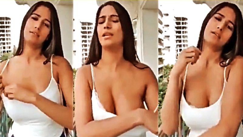 লাইভ চলাকালীন পুনমের পরণে ছিল পাতলা টি-শার্ট। সাদা টি-শার্টের উপর আঁকা নগ্ন মহিলা ছবি। এবং অন্তর্বাস ছাড়াই সেই টি-শার্ট পরে লাইভ করছিলেন পুনম।
