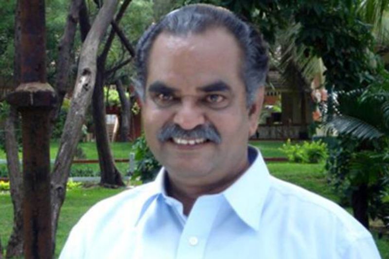 தற்போது பல படங்கள் மற்றும் சீரியல்களில் நடித்துள்ள கலைமாமணி அமரசிகாமணி காலமானார். இவருடைய மரணத்திற்கான காரணம் குறித்து இதுவரை எவ்வித அதிகாரப்பூர்வ அறிவிப்பும் வெளியாகவில்லை. இவருடைய மறைவுக்கு வெள்ளித்திரை, சின்னத்திரை பிரபலங்கள் இரங்கல் தெரிவித்து வருகின்றனர். 