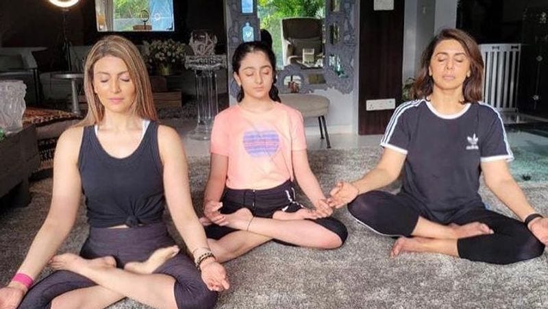 योग डे पर नीतू सिंह बेटी रिद्धिमा और नातिन के साथ फोटो शेयर की है। नीतू ने लिखा- इस महामारी के दौर में हमने जो एक चीज सीखी है वो फिजिकल और मेंटल हेल्थ की महत्वतता। जबकि हेल्थ गोल्स की तरफ काम करना इतना रिलिवेंट कभी नहीं रहा। इसलिए, ये कोई सरप्राइज की बात नहीं है, इस साल के अंतर्राष्ट्रीय योग दिवस 2021 की थीम घर पर योग और परिवार के साथ योग है। शारीरिक और मानसिक स्वास्थ्य को बढ़ावा देने के लिए और सोशल डिस्टेंसिंग रखते हुए हमने एक परिवार के रूप में योग का अभ्यास किया- आज तीन पीढ़ियां एक साथ! हम सभी को योग दिवस की शुभकामनाएं देते हैं।