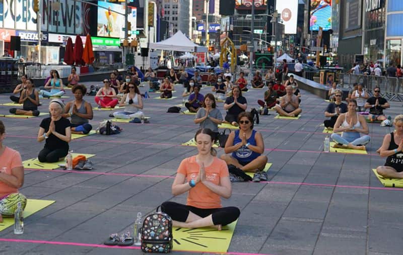 यूएस में हुआ योगा
भारत के वाणिज्य दूतावास, न्यूयॉर्क के टाइम्स स्क्वायर में अंतर्राष्ट्रीय योग समारोह का आयोजन किया गया। दिन भर चलने वाले इस कार्यक्रम में 3,000 से अधिक लोगों ने भाग लिया, जिसका विषय 'Solstice' था।
