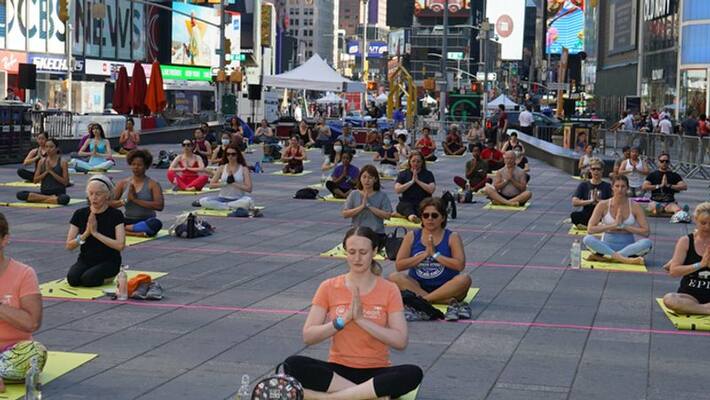 International Yoga Day: Foreign countries also showed interest in Yoga, everywhere exercised DHA International Yoga Day: Foreign countries also showed interest in Yoga, everywhere exercised DHA