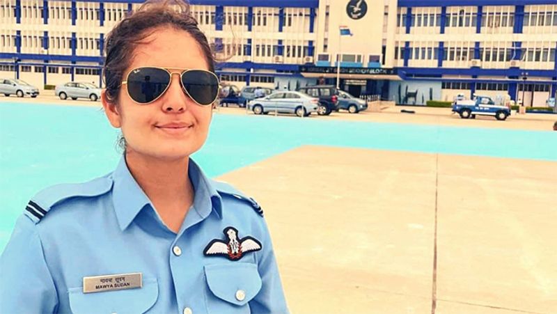आसान नहीं थी ट्रेनिंग
बता दें कि, लड़ाकू विमान चलाना बेहद कठिन होता है लेकिन माव्या सूदन ने अपने लक्ष्य की और आगे बढ़ते हुए इसे पूरा किया। उन्होंने 1 साल से ज्यादा समय तक लड़ाकू विमान उड़ाने की ट्रेनिंग ली। इस दौरान उन्होंने सुपरसोनिक फाइटर जेट पर प्रैक्टिस की।