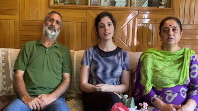 पिता बोले- पूरे देश की बेटी
माव्या के पिता विनोद सूदन अपनी बेटी की इस कामयाबी से बेहद खुश हैं। वह कहते हैं कि 'मेरी बेटी सिर्फ मेरी ही नहीं, बल्कि पूरे देश की बेटी है। आज मैं बहुत खुश हूं मेरे लिए खासकर एक बेटी के पिता के लिए गर्व का क्षण है।'