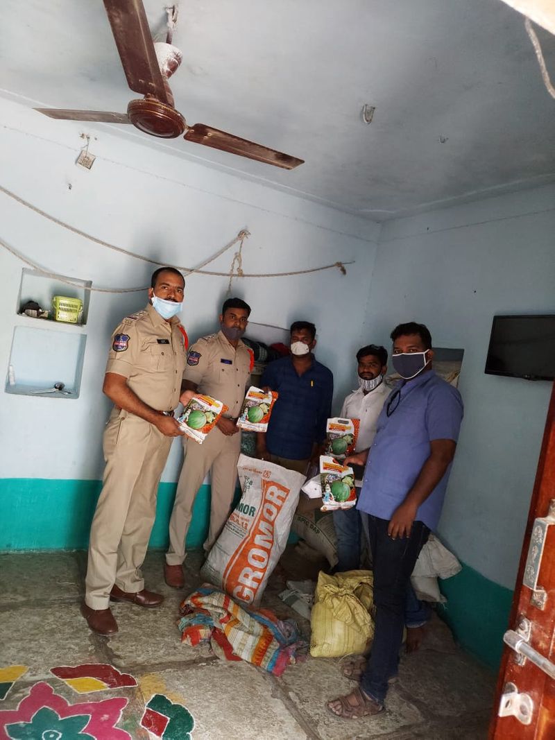 ತೆಲಂಗಾಣದಲ್ಲಿ ನಿಷೇಧಿತ ಬಿತ್ತನೆ ಬೀಜಗಳು ಗುರುಮಠಕಲ್ನಲ್ಲಿ ಮಾರಾಟವಾಗುತ್ತಿರುವ ಬಗ್ಗೆ ಜೂ.20 ರಂದು ‘ಕನ್ನಡಪ್ರಭ’ದಲ್ಲಿ ವಿಶೇಷ ವರದಿ ಪ್ರಕಟಗೊಂಡಿತ್ತು. ಆದರೆ, ಈ ಬಗ್ಗೆ ಕ್ರಮ ಕೈಗೊಳ್ಳಬೇಕಾದ ಸ್ಥಳೀಯ ಕೃಷಿ ಇಲಾಖೆ ಅಧಿಕಾರಿಯೊಬ್ಬರು, ವರದಿಯಿಂದ ಹತ್ತಿ ಬಿತ್ತನೆ ಮಾಡಿದ ರೈತರು ಬೆಚ್ಚಿ ಬೀಳುತ್ತಾರೆ ಎಂದು ಪ್ರತಿಕ್ರಿಯಿಸಿರುವುದು ಅಚ್ಚರಿ ಮೂಡಿಸಿದೆ. ನಕಲಿ ಬಿತ್ತನೆ ಬೀಜಗಳ ಮಾರಾಟ ದಂಧೆಯಲ್ಲಿ ಗುರುಮಠಕಲ್ ಹೆಸರು ತೆಲಂಗಾಣದಲ್ಲಿ ಪ್ರಮುಖವಾಗಿ ಕೇಳಿಬಂದರೂ, ಇಲ್ಲಿನ ಅಧಿಕಾರಿಯ ಕಾರ್ಯವೈಖರಿ ಅನುಮಾನಕ್ಕೂ ಕಾರಣವಾಗಿದೆ.