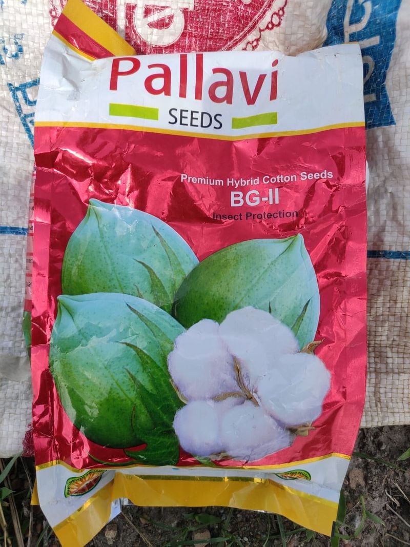 ತೆಲಂಗಾಣ ಪೊಲೀಸರು ಗುರುಮಠಕಲ್ನ ರಸಗೊಬ್ಬರ ಅಂಗಡಿ ಮಾಲೀಕರನ್ನು ಕಾರಣವಿಲ್ಲದೆ ಟಾರ್ಗೆಟ್ ಮಾಡಿ ಮಾನಸಿಕ ಹಿಂಸೆ ನೀಡುತ್ತಿದ್ದಾರೆ. ಕಂಪನಿ ನೀಡಿರುವ ಹತ್ತಿ ಬೀಜಗಳನ್ನು ಅಂಗಡಿಗಳಲ್ಲಿ ಮಾರಾಟ ಮಾಡುತ್ತಿದ್ದೇವೆ. ತಪ್ಪುಗಳಿದ್ದರೆ ಕಂಪನಿಯನ್ನು ವಿಚಾರಿಸಿಕೊಳ್ಳಬೇಕು. ಯಾರೋ ಮಾಡಿದ ತಪ್ಪನ್ನು ನಮ್ಮಗಳ ಮೇಲೆ ಹಾಕಿದರೆ ರೈತರ ಗತಿಯೇನು ಎಂದು ಗುರುಮಠಕಲ್ ಪಟ್ಟಣದ ಹೆಸರೇಳಲಿಚ್ಛಿಸದ ರಸಗೊಬ್ಬರ ಅಂಗಡಿ ಮಾಲೀಕರು ತಿಳಿಸಿದ್ದಾರೆ. 