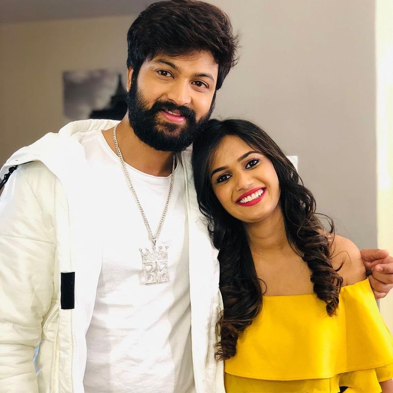 ఓ దశలో వీరి గొడవ తారా స్థాయికి చేరింది. అరియానా గట్టిగా ఏడ్చేసి ఆడపిల్లను ఇలా ఏడిపిస్తావా అంటూ ఆవేదన చెందింది. ఆ వారాంతం వచ్చిన హోస్ట్ నాగార్జున ఈ గొడవపై పెద్ద డిస్కషన్ పెట్టాడు. హౌస్ లో అందరూ సమానమే, లేడీ కార్డు తీసుకు రావడం తప్పు అన్నాడు.