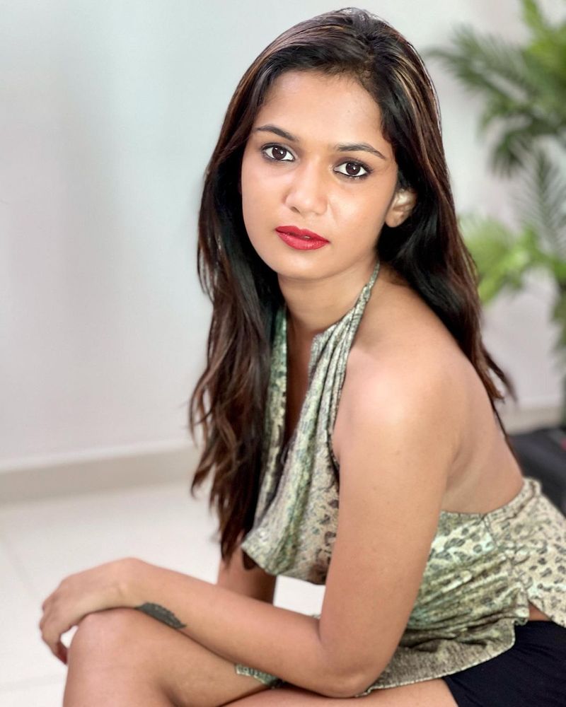 తనకు ఇష్టమైన చింటూ గాడిని అమ్మేస్తాను అనడంతో అరియానా సీరియస్ గా రియాక్ట్ అయ్యింది... ఒరేయ్ అది అమ్మేది కాదు, నిన్ను చంపేస్తా అంటూ.. సోహైల్ కి వార్నింగ్ ఇచ్చింది.