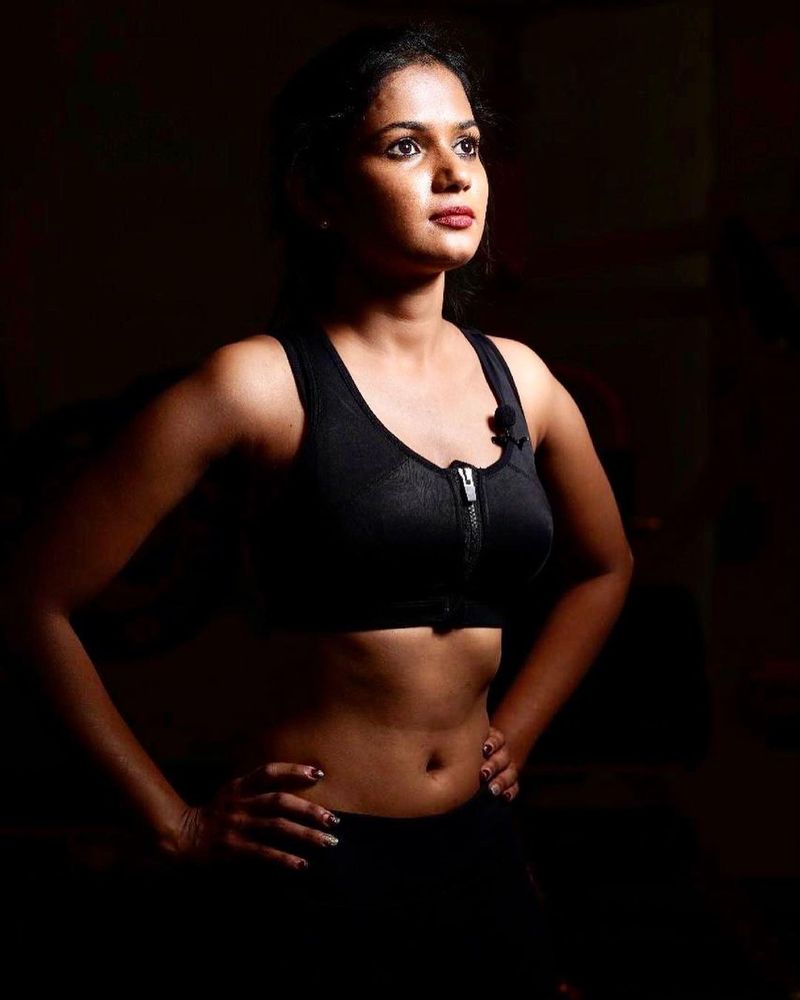 కెమెరా ముందు ఆర్జీవీ వేరు, కెమెరా వెనుక ఆర్జీవీ వేరని చెప్పింది. కెమెరా లేకపోతే ఆయన చాలా ప్రొఫేషనల్ అని పేర్కొంది. ఎక్కువ సేపు మాట్లాడరు. ఆయనది డిఫరెంట్ వరల్డ్ అని చెప్పింది. విలువలున్న మోడ్రన్ రుషీ ఆర్జీవీ. `మీటూ` లాంటి మూవ్మెంట్స్ లో కూడా ఒక్కరు కూడా ఆయన పేరుని మెన్షన్ చేయలేదు. అది ఆయన నేచర్ అని పేర్కొంది అరియానా. మొత్తానికి వర్మని వెనకేసుకు వచ్చింది.