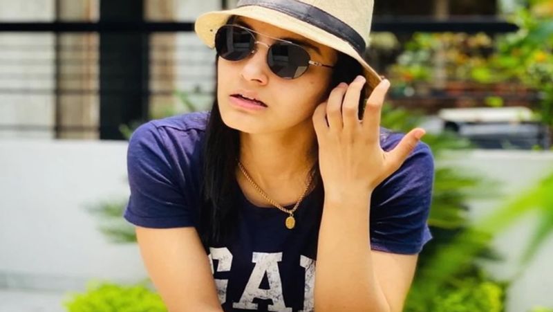 8 साल की उम्र से खेल रहीं क्रिकेट
हरलीन जब 8 साल की थी, तभी से उन्हें क्रिकेट खेलने का जूनून था। हालांकि, उनके साथ खेलने के लिए कोई था नहीं, तो वह गली के लड़कों और अपने भाई के साथ ही क्रिकेट खेला करती थी। इसके बाद 13 साल की उम्र में उन्होंने हिमाचल से क्रिकेट की प्रोफेशनल ट्रेनिंग लेना शुरू किया।