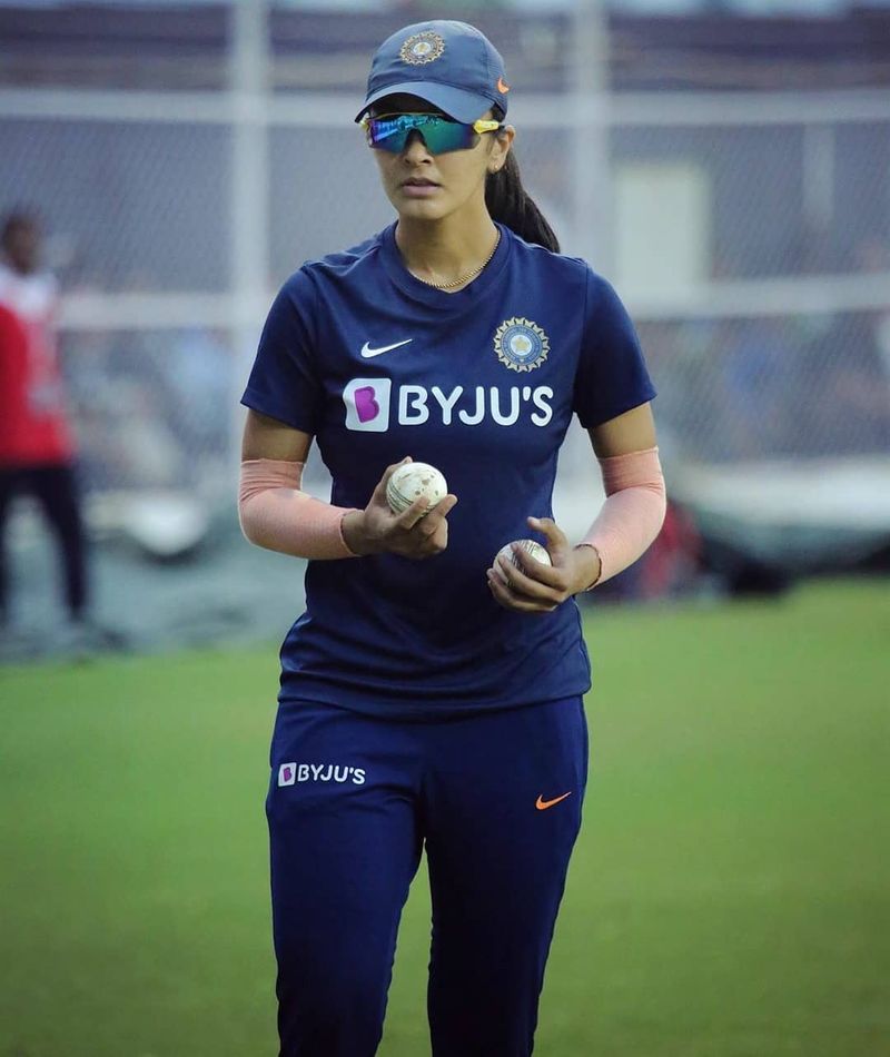 ಹಾರ್ಲೀನ್ 8 ವರ್ಷ ವಯಸ್ಸಿನಿಂದ ಕ್ರಿಕೆಟ್ ಆಡುವ ಉತ್ಸಾಹ ಹೊಂದಿದ್ದರು. ಮೊದಲಿಗೆ ಬೀದಿ ಹುಡುಗರು ಮತ್ತು ಅವಳ ಸಹೋದರನೊಂದಿಗೆ ಕ್ರಿಕೆಟ್ ಆಡುತ್ತಿದ್ದ ಅವರು 13 ನೇ ವಯಸ್ಸಿನಲ್ಲಿ, ಹಿಮಾಚಲದಲ್ಲಿ ಕ್ರಿಕೆಟ್ಗೆ ವೃತ್ತಿಪರ ತರಬೇತಿ ಪಡೆಯಲು ಪ್ರಾರಂಭಿಸಿದರು.
