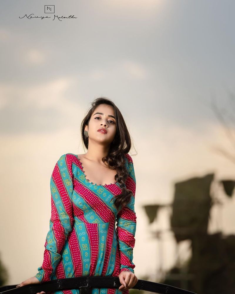 దీప్తి డాన్సులకు, హవభావాలకు చాలా ఫ్యాన్స్ ఉన్నాయి. అంత బాగా అభినయిస్తుందీ కుర్ర అందాల భామ. సరైన ఫ్లాట్ఫామ్ దొరికితే దుమ్ము లేపుతుందని చెప్పడంలో అతిశయోక్తి లేదు.