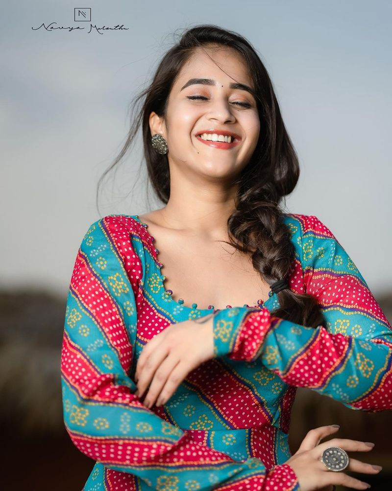 మరోవైపు స్టార్ట్ మ్యూజిక్ అనే షోలోనూ సందడి చేస్తుంది. ఇందులో కంటెస్టెంట్గా మెప్పిస్తుంది. మరోవైపు అద్భుతమైన డాన్సులతోనూ మెస్మరైజ్ చేస్తుంది.