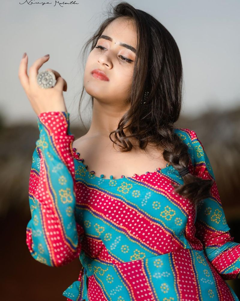 ఈ సందర్భంగా తనస్టయిల్ కొటేషన్స్ పంచుకుంది దీప్తి. నిశ్శబ్దం పెద్ద ఆయుధమని, సవాళ్లని ఎదుర్కొనేందుకు ఇది దోహదపడుతుందని చెప్పింది దీప్తి.