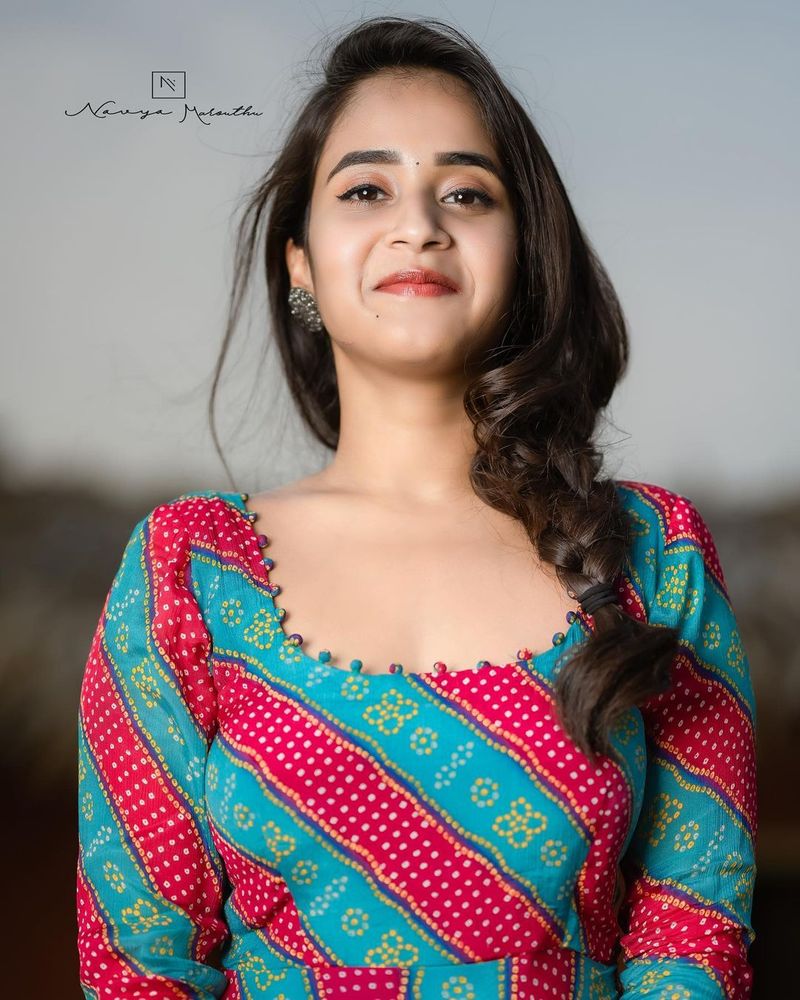 మరోవైపు ఏజ్తో కాదు, అనుభవాలు, పడిలేచే క్రమంలో వ్యక్తిగా పరిణతి సాధిస్తామని చెప్పింది దీప్తి సునైనా.