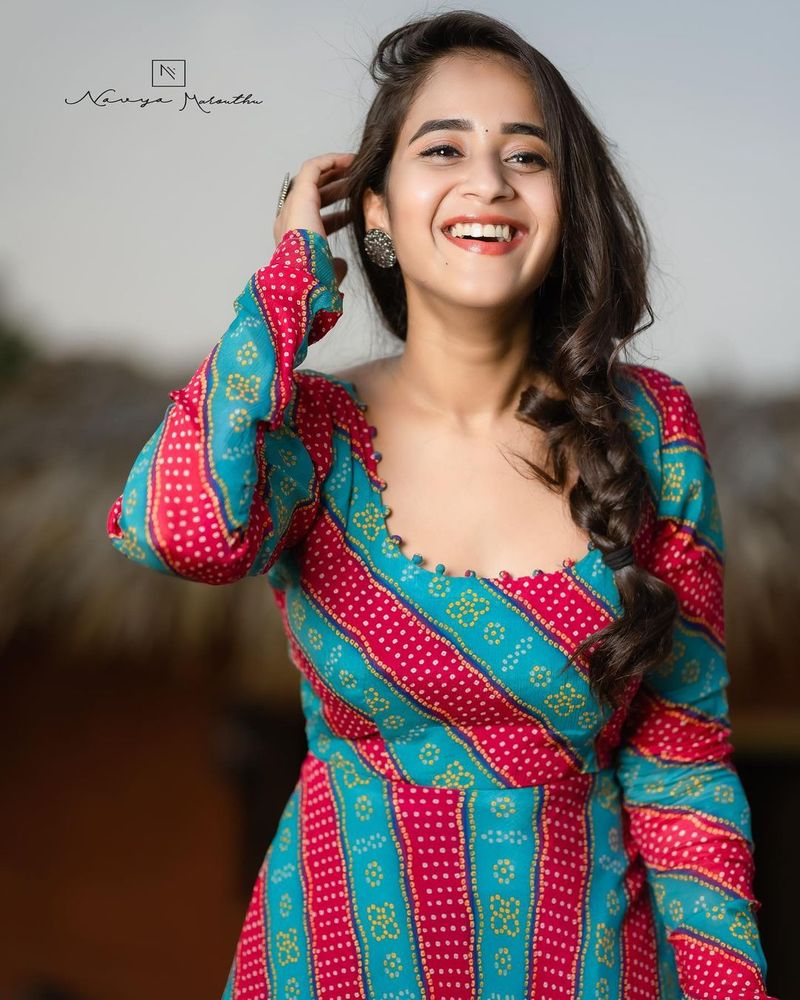 దీప్తిసునైనా లేటెస్ట్ ఫోటోలు.