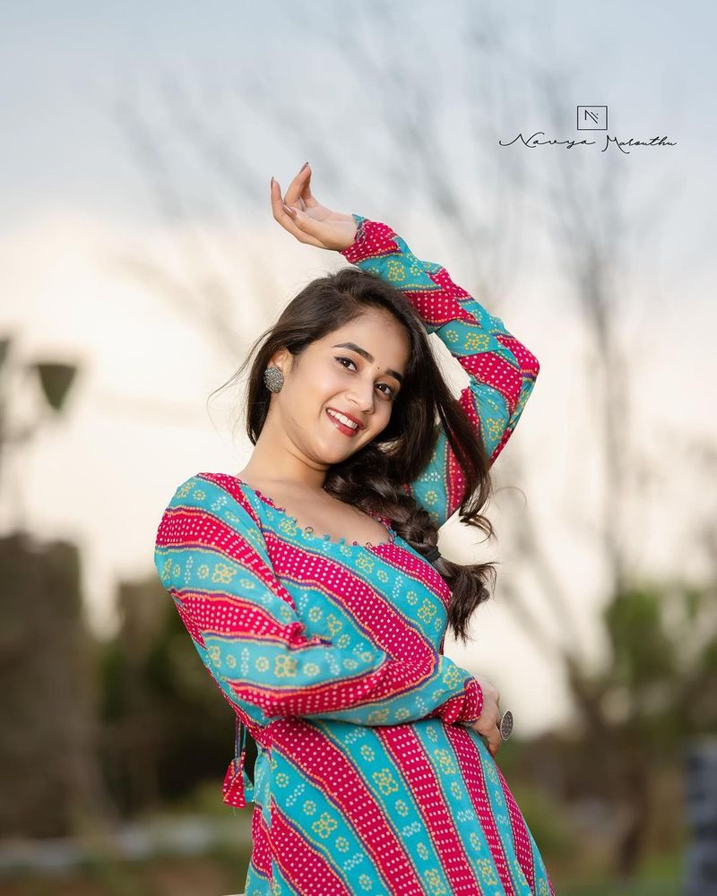 దీప్తిసునైనా లేటెస్ట్ ఫోటోలు.