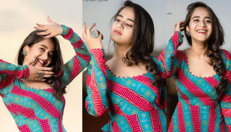 దీప్తిసునైనా లేటెస్ట్ ఫోటోలు.