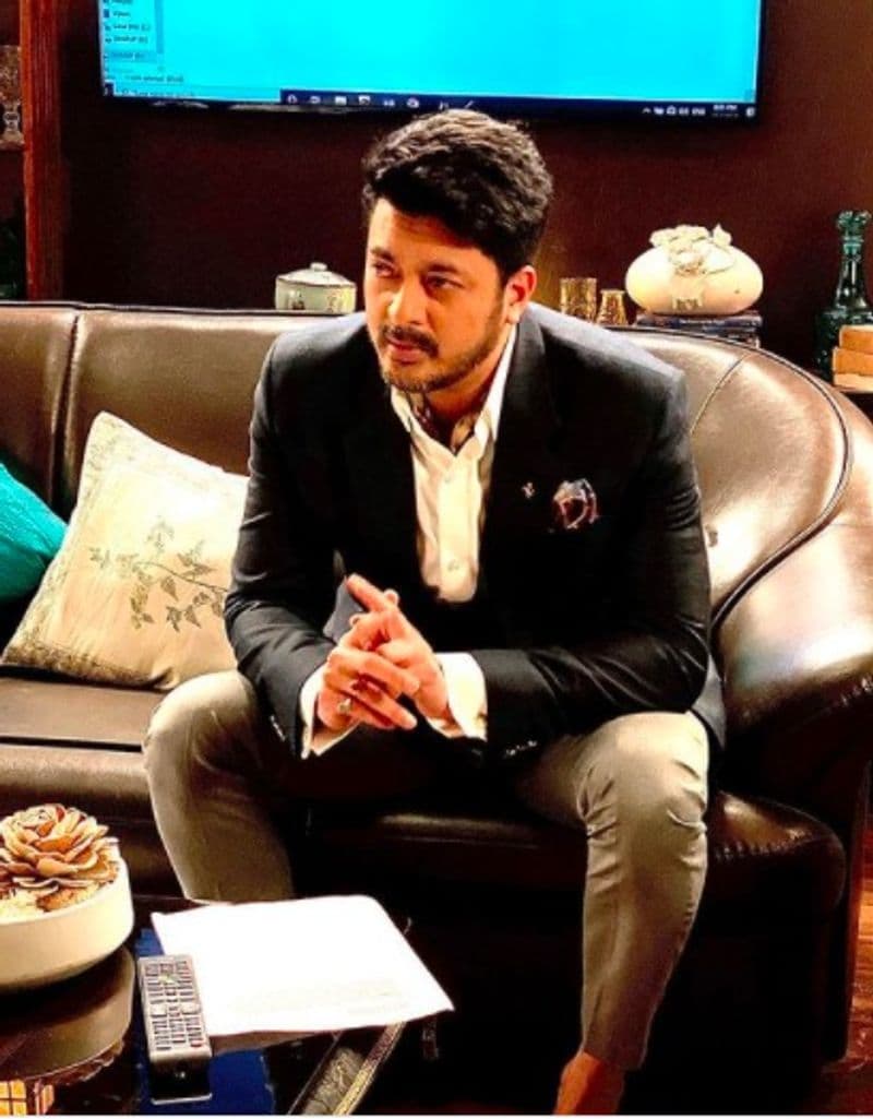 পর পর দুটি সিরিয়ালে অভিনয় করা সত্ত্বেও, তেমন ভাবে ডাক পাছিলেন না তিনি। এর পর তিনি ১৯৯৯ সালে প্রিয়জন সিনেমা দিয়ে তার চলচিত্র জীবনের যাত্রা শুরু করেন। তবে সিনেমাটি সফলতা অর্জন করতে ব্যার্থ হয়। 