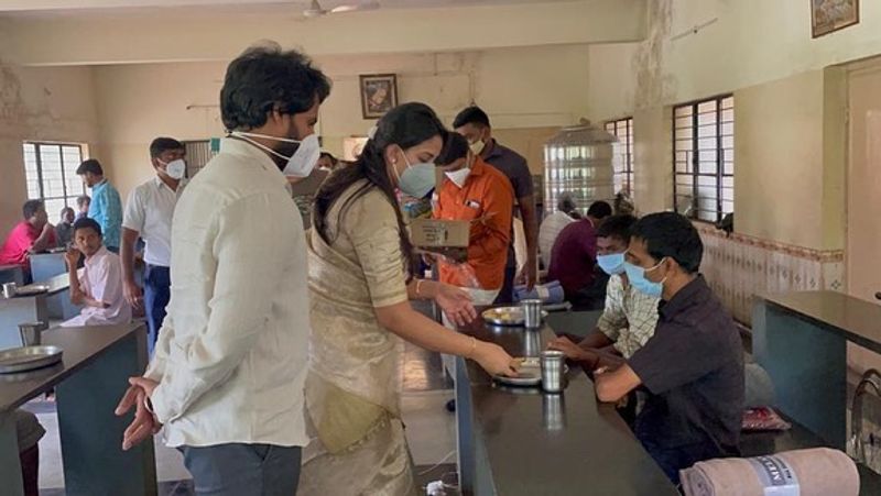 ವಿಶೇಷ ಚೇತನರಿಗೆ ಅಗತ್ಯ ವಸ್ತುಗಳನ್ನು ನೀಡಿ ರೇವತಿ ಜನ್ಮದಿನ ಆಚರಿಸಿಕೊಂಡರು.
