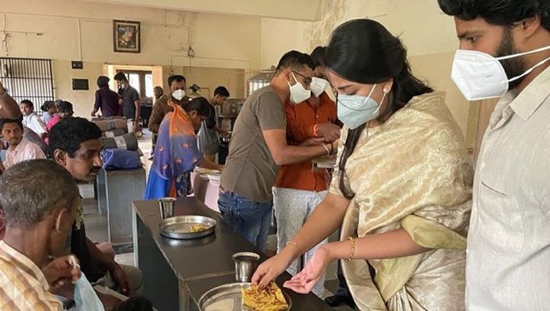 ಈಗಿನ ಕೊರೋನಾ ಪರಿಸ್ಥಿತಿಯಲ್ಲಿ ನಿಖಿಲ್ ಕುಮಾರಸ್ವಾಮಿ ರಾಮನಗರದ ತೋಟದ ಮನೆಯಲ್ಲಿ ವಾಸವಿದ್ದರು.