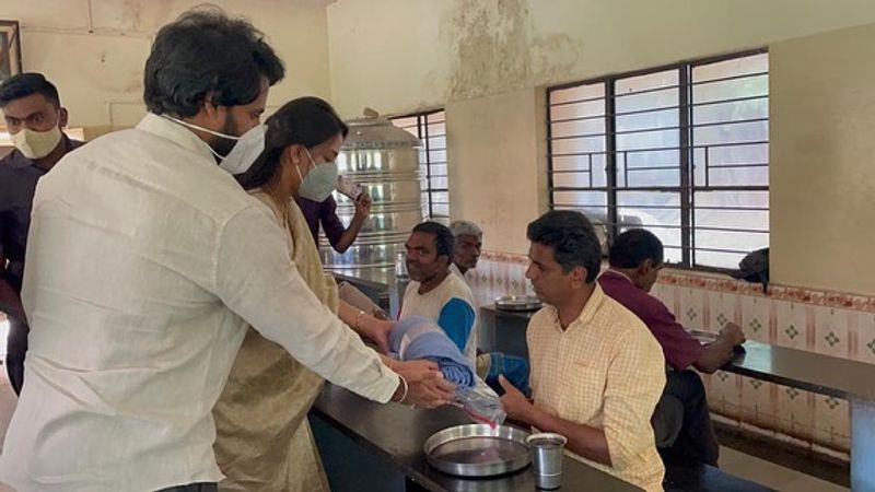 ಕೃಷಿ ಕಾಯಕದಲ್ಲಿ ತಮ್ಮನ್ನು ತೊಡಗಿಸಿಕೊಂಡಿರುವ ನಿಖಿಲ್ ಕುಮಾರಸ್ವಾಮಿ ಪ್ರತಿದಿನದ ಅಪ್ ಡೇಟ್ ಗಳನ್ನು ಸೋಶಿಯಲ್ ಮೀಡಿಯಾದಲ್ಲಿ ಹಂಚಿಕೊಳ್ಳುತ್ತಾರೆ.
