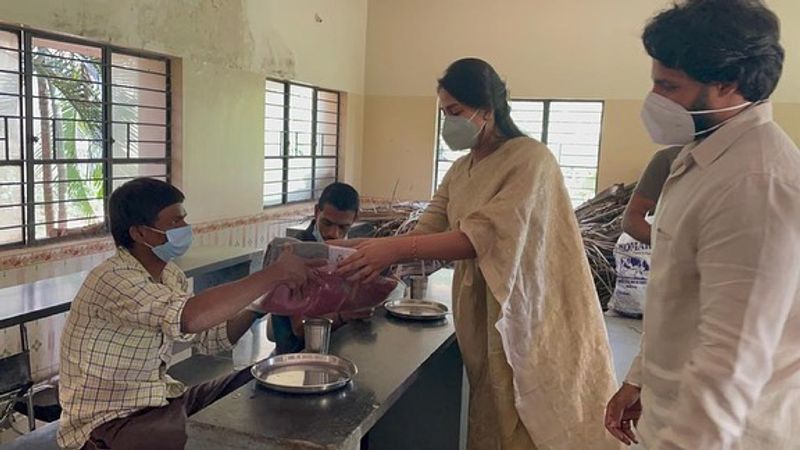 ಮಾಜಿ ಸಿಎಂ ಕುಮಾರಸ್ವಾಮಿ ಕುಟುಂಬದ ಸೊಸೆ ರೇವತಿ ಐದು ತಿಂಗಳ ಗರ್ಭಿಣಿಯಾಗಿದ್ದು ಹೊಸ ಅತಿಥಿಯ ಆಗಮನ ನಿರೀಕ್ಷೆ ಮನೆಮಾಡಿದೆ. 