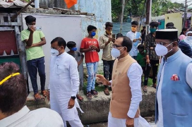 গত সপ্তাহের প্রথম তিন দিনে অর্থাৎ ১৩ জুন থেকে ১৬ জুন যেখানে প্রতিদিন গড়ে ২ লক্ষ ২৮ হাজারের বেশি ডোজটিকা দেওয়া হয়েছে, সেখানে পরের তিনদিনে, ১৭ জুন থেকে ২০ জুনের মধ্যে তা ৫০০ শতাংশ কমে দিন প্রতি গড়ে ৪০,৪৪৬-এ নেমে এসেছিল। ১৬ জুনের মতো একই হারে টিকাদান চললে, পরের চার দিনে প্রায় ১৩.৫ লক্ষ ডোজ দেওয়া হতো, বদলে দেওয়া হয় ১.৬ লক্ষ ডোজ। এইভাবেই চার দিনের বেশি সময় ধরে টিকা সংরক্ষণ করে করে, সোমবার ১৭ লক্ষ ডোজের বিস্ফোরণ ঘটানো হয়েছে বলে অভিযোগ। এখন, মধ্যপ্রদেশের সামনে, এই দৈনিক ১৭ লক্ষ টিকাদানের মান ধরে রাখার চ্যালেঞ্জ।
