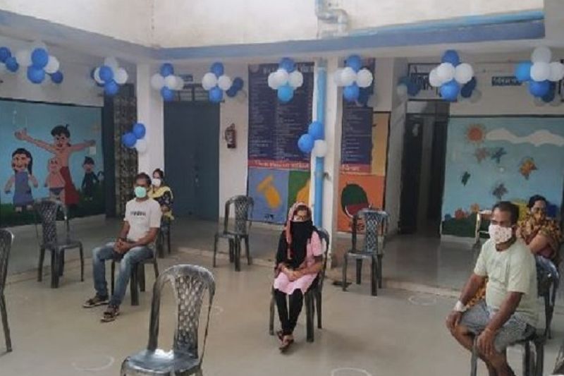 बता दें कि भोपाल में वैक्सीनेशन सेंटर का शुभारंभ चिकित्सा शिक्षा मंत्री विश्वास सारंग ने किया। साथ ही जिला प्रशसान कई सेंटर पर लिख रहा है कि जो युवक सोमवार को वैक्सीन लगवाएंगे उनको हर सेंटर पर 3-3 लोगों को 200 रुपए का फ्री मोबाइल रिचार्ज कराया जाएगा।