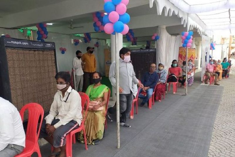 प्रदेश के कई सेंटर को वैक्सीनेशन महाअभियान के पहले दिन दुल्हन की तरह सजाया गया है। ग्रीन कॉरिडोर बनाया गया है, वलून और फूलों की मालाएं लगाई गई हैं। कई जगह तो वैक्सीन लगने के बाद लोगों को गुलाब का फूल भी दिया जा रहा है।
