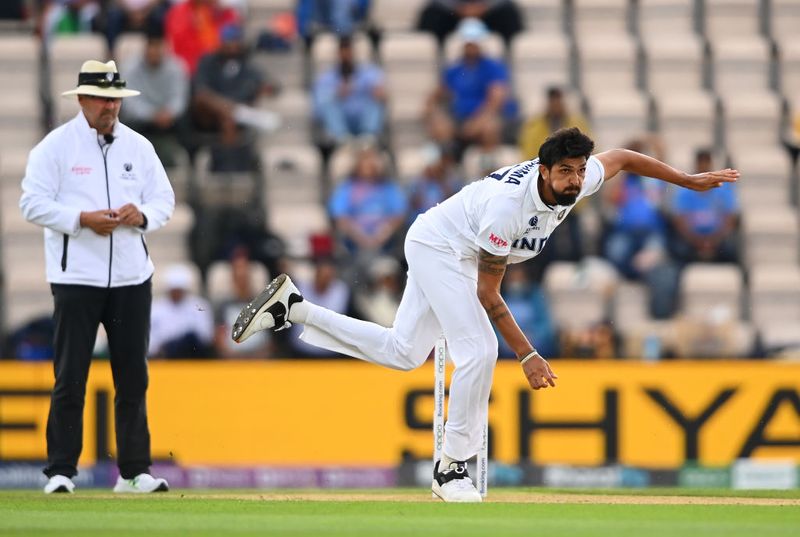 ఇషాంత్ శర్మ చేతి నుంచి రక్తం కారడంతో ఆ ఓవర్ను జస్ప్రిత్ బుమ్రా పూర్తి చేయాల్సి వచ్చింది... తొలి ఇన్నింగ్స్లో 48 పరుగులు ఇచ్చి 3 వికెట్లు తీసిన ఇషాంత్ శర్మ, రెండో ఇన్నింగ్స్లో గాయపడడం కూడా ఓ విధంగా టీమిండియా విజయావకాశాలను దెబ్బతీశాయి.
