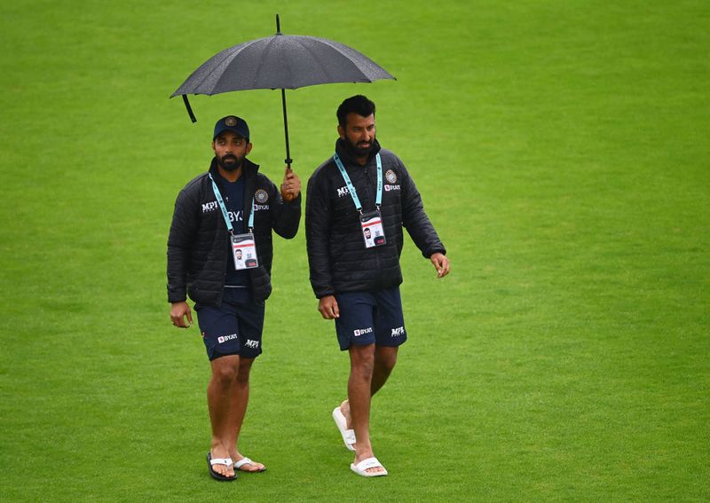 అందుకే ఇంగ్లాండ్తో టెస్టు సిరీస్కి ముందు రెండు ప్రాక్టీస్ మ్యాచులు ఆడేందుకు ఇంగ్లాండ్ క్రికెట్ బోర్డు (ఈసీబీ)తో చర్చలు జరుపుతోంది బీసీసీఐ...