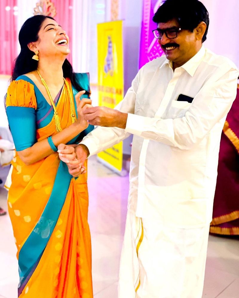 அப்பா அகத்தியன் உடன் பிரபல நடிகை விஜயலட்சுமி