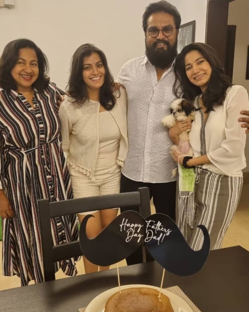 குடும்பத்துடன் குதூகலமாய் தந்தையர் தினம் கொண்டாடிய சரத்குமார்... வரு அப்பாவுக்காக கேக் எல்லாம் வாங்கியிருக்காங்க