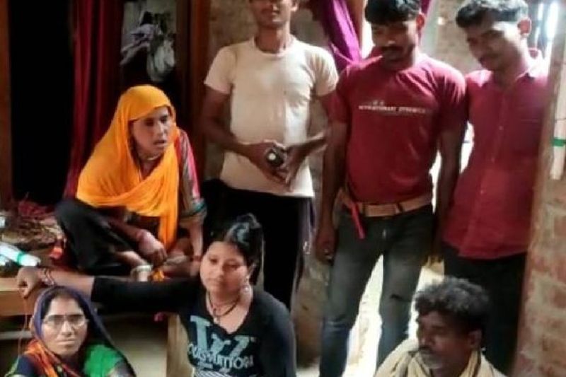 मोतीलाल और मोहनी की शादी में रिश्तेदारों और नातेदारों की भीड़ जुटी थी। दोनों के बेटा- बेटियों से लेकर बहू और नाती-पोते खुशियां मनाते दिखाई दिए। सभी लोग इस बुजुर्ग दंपत्ति की बारात में शामिल हुए। गांव के लोगों के लिए यह शादी किसी बड़े उत्सव से कम नहीं थी। शादी में ढोलक की थाप पर लोगों ने जमकर डांस भी किया।